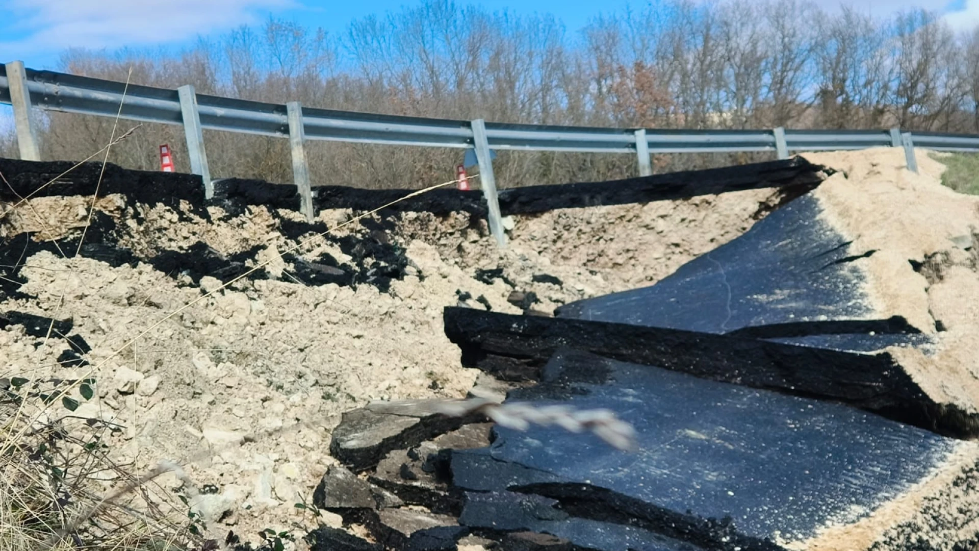 Movimento franoso lungo la Fresilia, Provincia di Isernia dispone senso unico alternato.